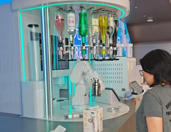 安诺AI机器人调酒机入驻陆家嘴