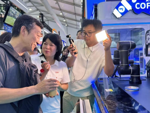 WRC“最忙机器打工人”！安诺机器人联合京东打造全品类AI机器人饮品零售标杆~