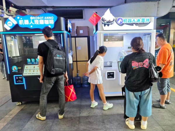 深圳龙岗东站东广场——安诺AI机器人咖啡机，冰淇淋机